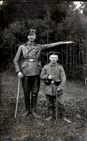 Zwei deutsche Soldaten des Landwehr-Infanterie-Regiments 53 in Uniform mit Gewehren