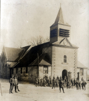 Deutsche Soldaten vor der Kirche von Thiescourt, Nordfrankreich 1914-1918