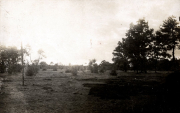 Ländliche Landschaft mit Schützengräben und Baumbestand im Ersten Weltkrieg