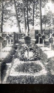 Soldatenfriedhof des Landwehr-Infanterie-Regiments 53 mit Grabsteinen und Blumenschmuck