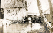 Wassermühle mit Mühlrad und Wehr in französischem Dorf während des Ersten Weltkriegs