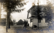 Deutscher Offizier vor beschädigtem Dorfhaus im Ersten Weltkrieg