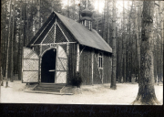 Feldkapelle aus Holz mit Zwiebeldach im Wald während des Ersten Weltkriegs