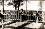Soldatenfriedhof mit Holzkreuzen und Gedenktafeln des Landwehr-Infanterie-Regiments 53