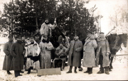 Deutsche Soldaten des Landwehr-Infanterie-Regiments 53 in Winteruniformen im Schnee