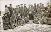 Deutsche und russische Soldaten in gemeinsamer Gruppenfotografie während des Ersten Weltkriegs