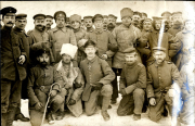 Gruppenbild deutscher und russischer Soldaten während des Ersten Weltkriegs
