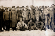 Deutsche und russische Soldaten in gemeinsamer Gruppenfotografie an der Ostfront