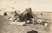 Nomadenfamilie mit Zelten in der Steppe der Krim während der deutschen Besatzung 1918
