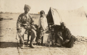 Russische Familie mit Kosaken vor Nomadenzelt auf der Krim 1918