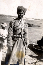 Kosak in traditioneller Uniform mit Fellmütze und Patronengurten auf der Krim 1918