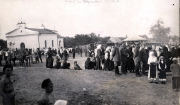Russische Zivilbevölkerung versammelt vor orthodoxer Kirche auf der Krim 1918