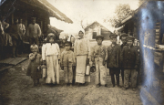 Russische Zivilbevölkerung vor Holzhäusern in einem Dorf auf der Krim 1918