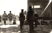 Deutsche Offiziere und Soldaten am Bahnhof vor dem Ausrücken