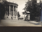 Klassizistisches Gebäude mit Säulenportikus und Anschlagsäule in russischer Stadt