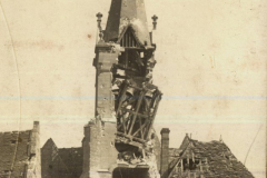 Zerstörte Kirche in Thiescourt mit eingestürztem Kirchturm 1916-1917