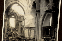 Zerstörtes Kircheninneres mit Gewölbebogen und Trümmern, 1918