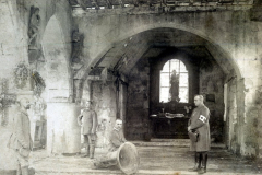 Feldgottesdienst deutscher Soldaten in zerstörter Kirche mit Altarraum und Gewölbe