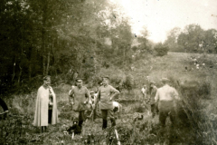 Deutsche Offiziere und Soldaten des Landwehr-Infanterie-Regiments 53 in ländlicher Umgebung