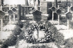 Soldatenfriedhof des Landwehr-Infanterie-Regiments 53 mit Grabsteinen und Blumenschmuck