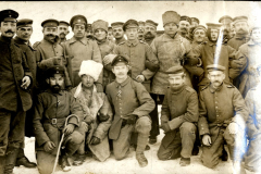 Gruppenbild deutscher und russischer Soldaten während des Ersten Weltkriegs