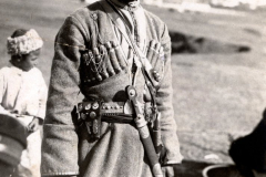 Kosak in traditioneller Uniform mit Fellmütze und Patronengurten auf der Krim 1918