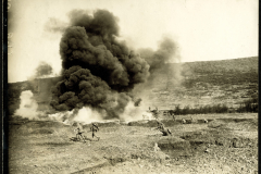 Flammenwerferangriff mit dichter Rauchwolke und vorrückenden Soldaten an der Westfront