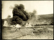 Flammenwerferangriff mit dichter Rauchwolke und vorrückenden Soldaten an der Westfront
