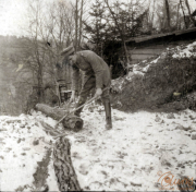 Im Winter Holz hacken: Ein Handwerker bei der Arbeit in einer verschneiten Landschaft