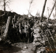Soldaten im Schützengraben während des Ersten Weltkriegs in einer frostigen Winterlandschaft