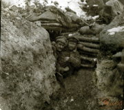 Soldaten im Schützengraben während des Ersten Weltkriegs in einer frostigen Umgebung