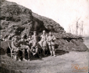 Soldaten posieren entspannt unter Bäumen während des Ersten Weltkriegs in einer historischen Umgebung