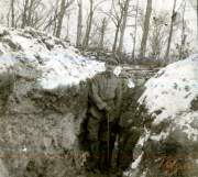 Soldaten in einem Schützengraben während des Ersten Weltkriegs an einem verschneiten Wintertag