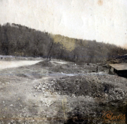 Erinnerungen an vergangene Tage in einer verlorenen Landschaft mit verschwommenem Charme und rauer Natur