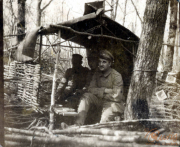 In der Stille des Waldes reflektiert ein soldatischer Wachtposten über die Herausforderungen des Krieges