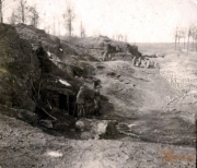 Soldaten bei der Arbeit in einem befestigten Graben in der kargen Landschaft des Ersten Weltkriegs