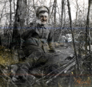 Ein soldat entspannt sich in der natur während des krieges, umgeben von bäumen und geäst