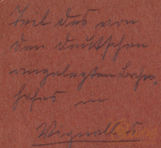 Geheimnisvolle Handschrift auf rotem Papier entdeckt in einer alten Bibliothek