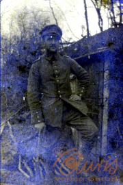 Soldat in historischer Uniform posiert in einer bewaldeten Umgebung während des Ersten Weltkriegs