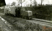 Historische Eisenbahnfahrt durch eine verregnete Landschaft im frühen 20. Jahrhundert