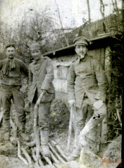 Soldaten arbeiten im Schützengraben während des Ersten Weltkriegs in einer verschneiten Landschaft