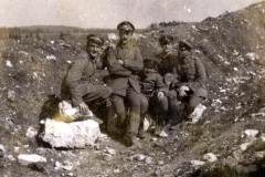 Soldaten verbringen entspannte Momente während des Ersten Weltkriegs in der Natur