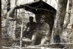 In der Stille des Waldes reflektiert ein soldatischer Wachtposten über die Herausforderungen des Krieges