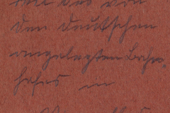 Geheimnisvolle Handschrift auf rotem Papier entdeckt in einer alten Bibliothek