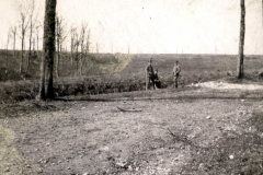 Soldaten während der landwirtschaftlichen Arbeiten in einem verwüsteten Gebiet nach dem Krieg