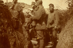 Soldaten im Schützengraben während des Ersten Weltkriegs zeigen den harten Alltag an der Front im frühen Morgenlicht