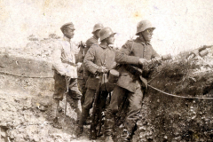 Soldaten im Schützengraben während eines entscheidenden Moments des Ersten Weltkriegs in einem chaotischen Gefechtsumfeld