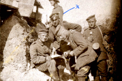 Soldaten der Ersten Weltkriegs untersuchen Karten und empfangen Informationen an der Front im Jahr 1917