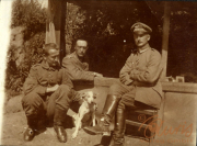 Militärische Kameradschaft in der Natur während des Ersten Weltkriegs, umgeben von Ruhe und einem treuen Hund