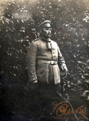 Ein Soldat in Uniform auf einem militärischen Gelände in der Natur zur Zeit des Ersten Weltkriegs